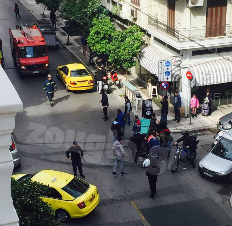 Η αστυνομία έκλεισε το δρόμο μέχρι να φτάσει στο σημείο το ΕΚΑΒ και να βοηθήσει την άτυχη κοπέλα που τραυματίστηκε