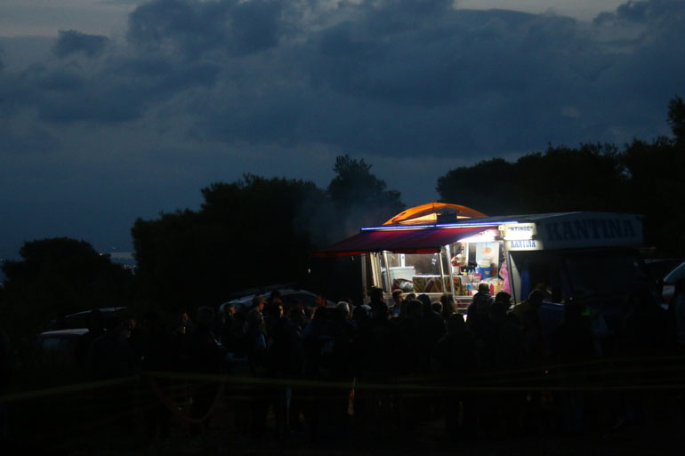 Δεν είναι... καντίνα έξω από γήπεδο αλλά καντίνα που βρισκόταν στη νυχτερινή ειδική διαδρομή του φετινού SEAJETS Ράλι Ακρόπολις...