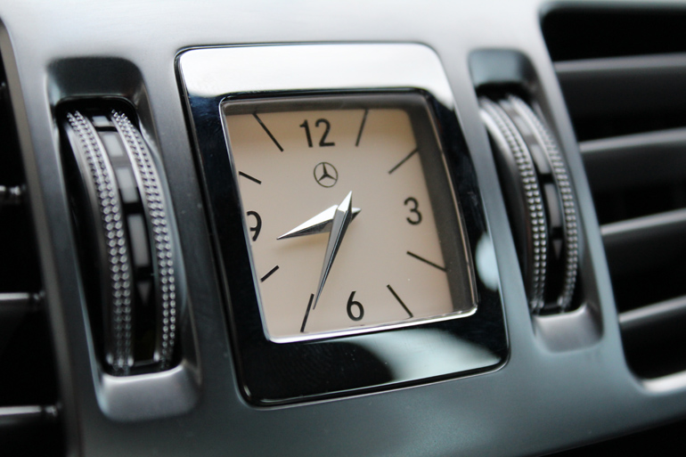 Το αναλογικό ρολόι βρίσκετα στη μέση της κεντρικής κοσνόλας...