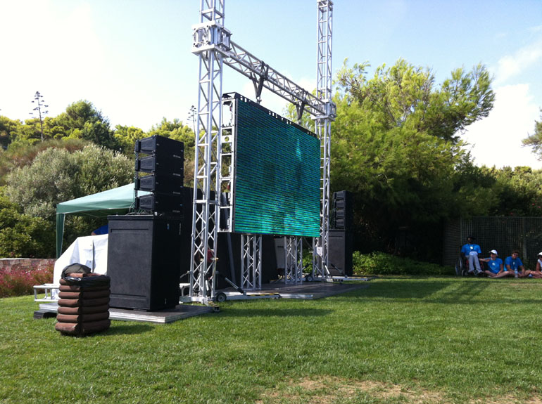 Όσοι πήγαν την περασμένη Παρασκευή να παρακολουθήσουν την παράσταση βουτώντας στη θάλασσα τελικά την είδαν από οθόνη...