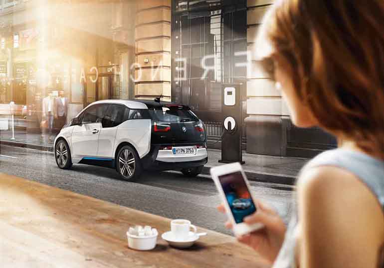 Πίνεις τον καφέ σου και με το κινητό κάνεις τις απαιραίτητες ρυθμίσεις ή λαμβάνεις ενημέρωση για την κατάσταση του οχήματος...