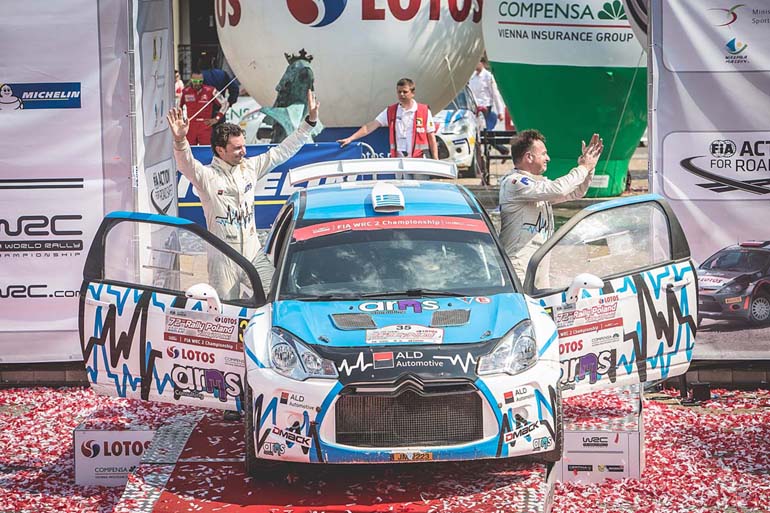 Είναι μεγάλη υπόθεση να βλέπεις σε βάθρο αγώνα του WRC την ελληνική σημαία...