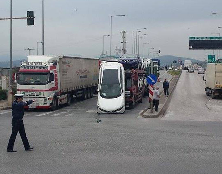 Εικόνα από αυτοκίνητο που έπεσε από νταλίκα. Ευτυχώς δεν υπήρξαν τραυματίες...