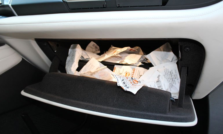 Ταξιδεύεις Αθήνα - Θεσσαλονίκη και γεμίζεις ένα... πάκο χαρτιά το νουλαπάκι του συνοδηγού!