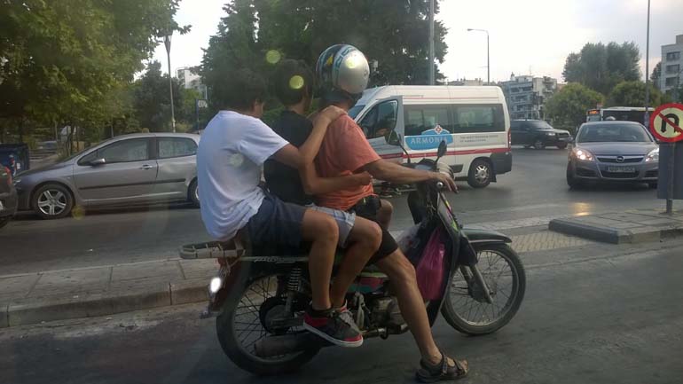 Τελικά τα.. παπάκια είναι πολύ σκληροτράχηλα! Δε μασάνε πουθενά ακόμα και με τρεις επιβάτες! 