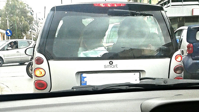 Έβαλαν τα παιδιά τους στο πορτ μπαγκάζ…