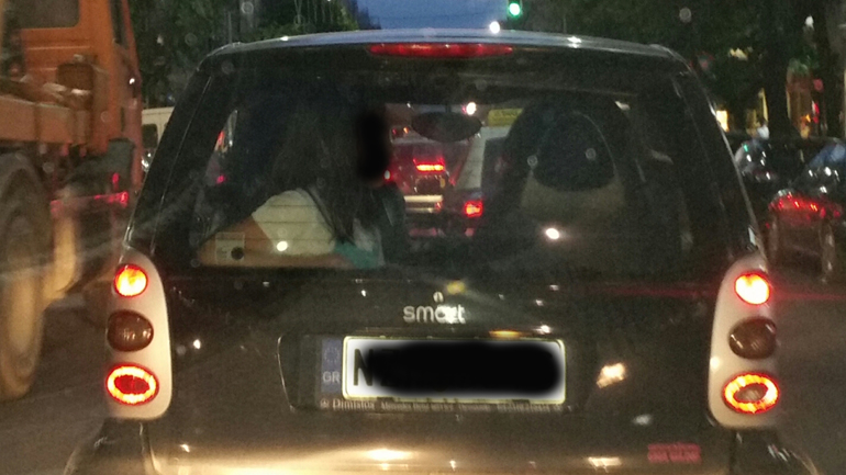 Έβαλε το παιδί του σαν τσουβάλι στο πορτ μπαγκάζ…