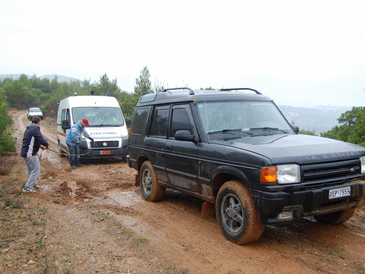 Το ασθενοφόρο δένεται σε ένα 4x4 για να ξεκολλήσει....