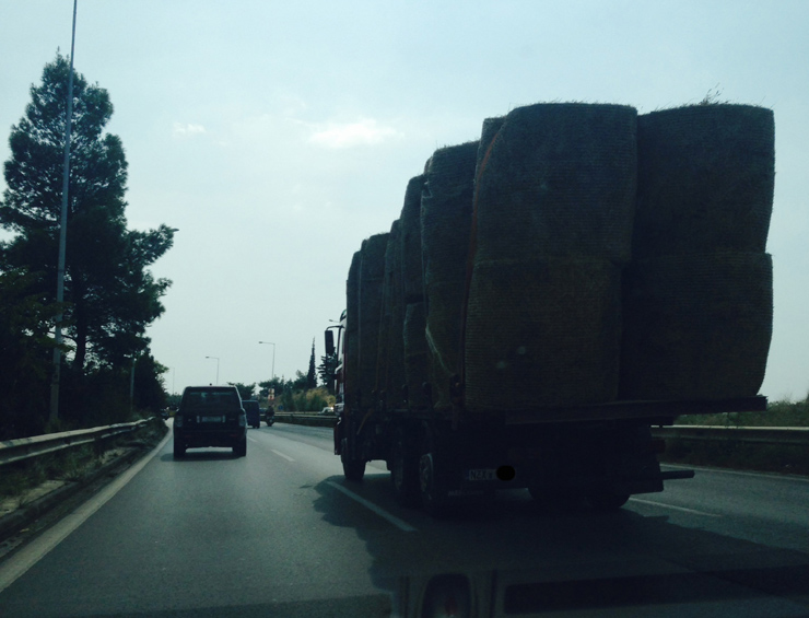 Αν τώρα αυτό δεν είναι επικίνδυνο υπερφορτωμένο όχημα τότε τι είναι;