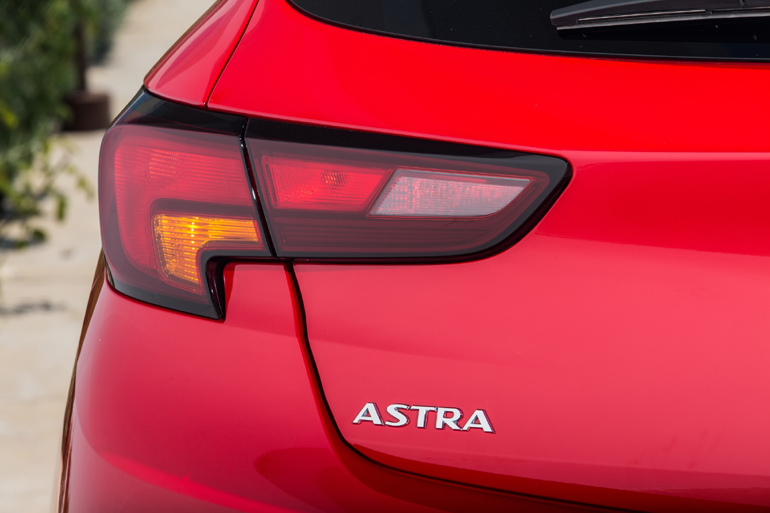 Πιο... τραβηγμένα προς το κέντρο τα πίσω φωτιστικά σώματα...