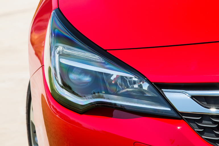 Από 8 τμήματα LED αποτελείται το κάθε εμπρός φωτιστικό σώμα που προσφέρει κορυφαία ορατότητα τη νύχτα ενώ παράλληλα επιτρέπει στον οδηγό να κινείται με τη μεγάλη σκάλα χωρίς να 'τυφλώνει' τους απέναντι...