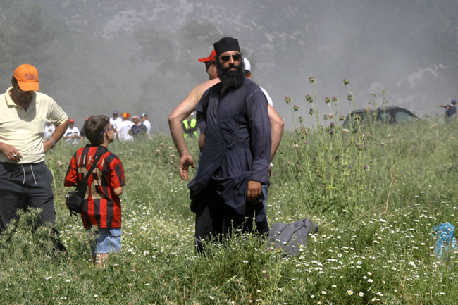 Θα μπορούσαμε να πούμε: Ο Θεός ας βάλει το χέρι του... Στην περίπτωση όμως του Ακρόπολις θα πρέπει να το αλλάξουμε και να το κάνουμε: Ο Ανδριανός ας βάλει την υπογραφή του (και μετά ας αναζητήσουν τους υπεύθυνους της κατάντιας)