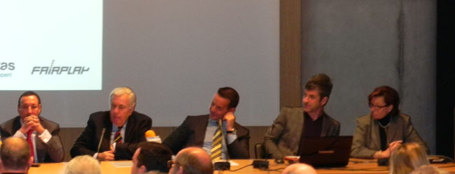 Η φωτογραφία από την συνέντευξη Τύπου που έγινε τέλη του 2010. Στη μέση διακρίνεται ο επιχειρηματίας Άρης Βωβός...