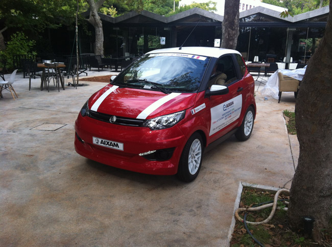 Το συγκεκριμένο μοντέλο της AIXAM μπορεί να μεταφέρει δύο επιβάτες...