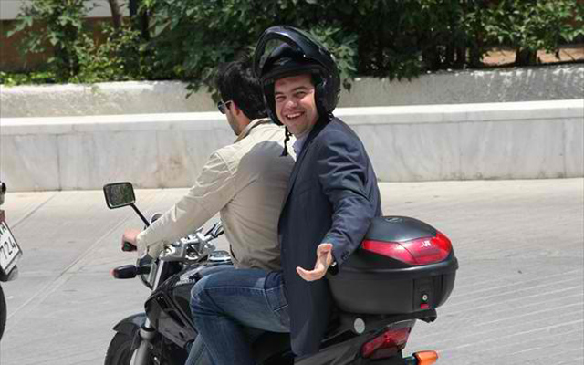 Σε αυτή την φωτογραφία ο Πρωθυπουργός είναι συνοδηγός σε μία μοτοσικλέτα της Honda!!!