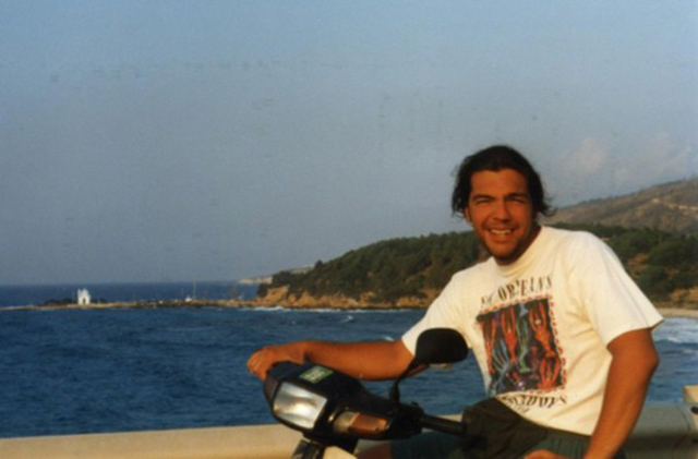 Ο Πρωθυπουργός Αλέξης Τσίπρας καβάλα στο.. παπάκι του, σχεδόν 20 χρόνια πριν...