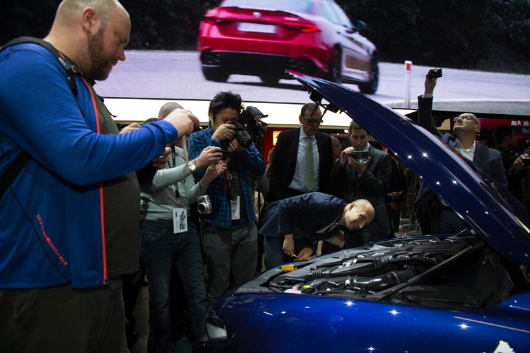 Τα... άλογα στη Φρανκφούρτη είναι πάρα πολλά και οι επισκέπτες πέφτουν με τα.. μούτρα πάνω τους!