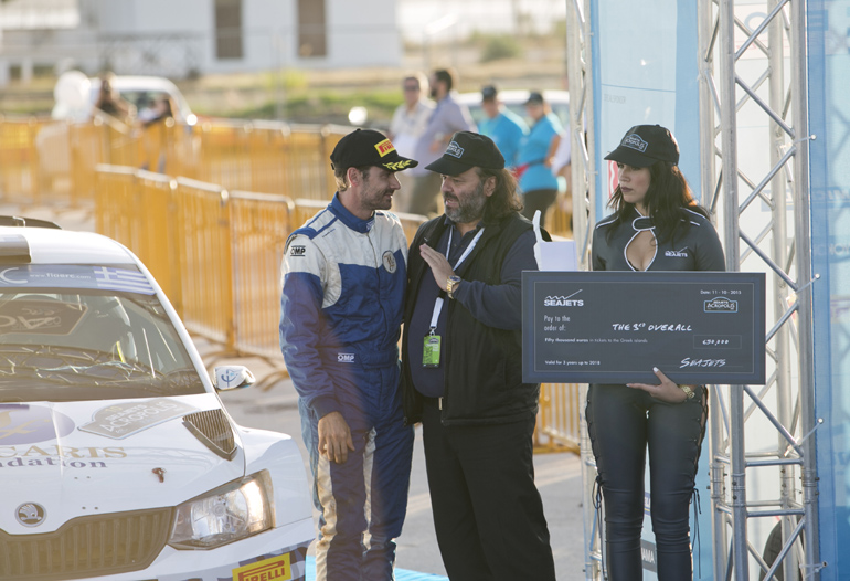 Ο τρίτος της γενικής κατάταξης Λάμπρος Αθανασούλας δέχεται τα συγχαρητήρια από τον Μάριο Ηλιόπουλο της SEAJETS