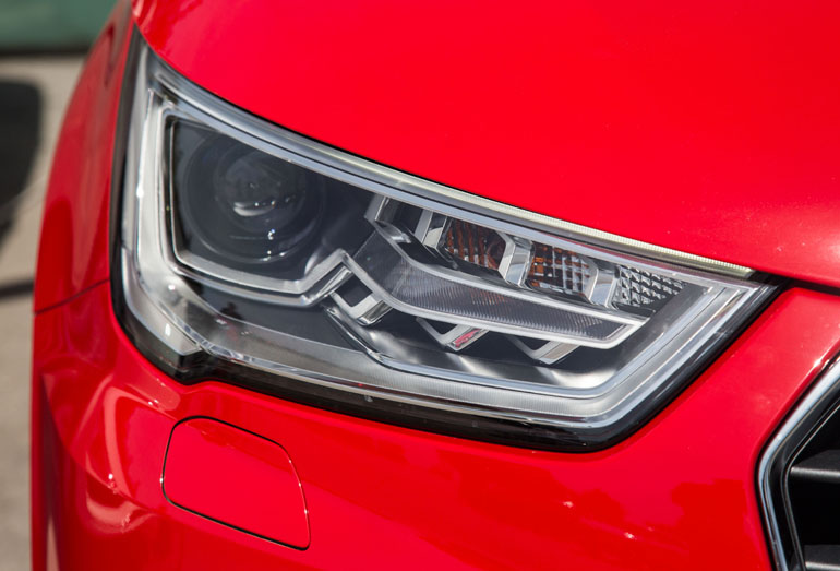 Τα εμπρός φωτιστικά σώματα...