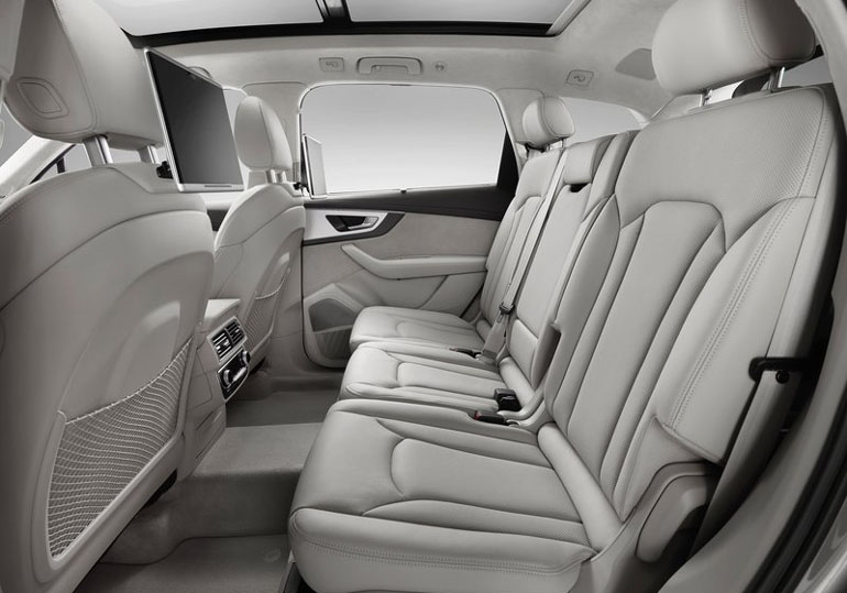 H δεύτερη σειρά καθισμάτων φιλοξενεί άνετα τρεις επιβάτες...