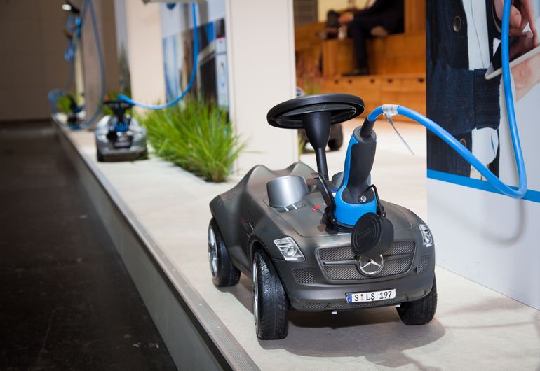 Ο ηλεκτρισμός μπαίνει σιγά, σιγά στην καθημερινότητα των αυτοκινήτων.... Ακόμα και των παιδικών!!!