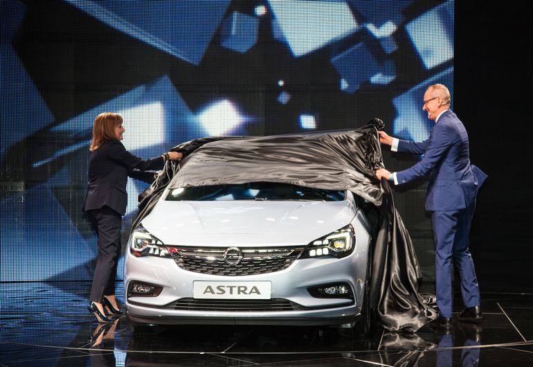 Στη Φρανκφούρτη παρουσιάστηκε η 11η γενιά του Opel Astra το οποίο θα έχει μειωμένο βάρος σε σχέση με τον προκάτοχό του έως και 200 κιλά με ότι αυτό συνεπάγεται (καλύτερες επιδόσεις, χαμηλότερη κατανάλωση κ.ά.)