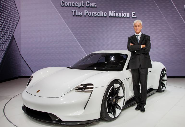 Η πρωτότυπη Porsche Mission E δείχνει το μέλλον; Σύμφωνα με την εταιρεία το ηλεκτρικό μοντέλο επιτυγχάνει το 0-100 σε 3.5 δευτερόλεπτα ενώ έχει αυτονομία 500 χιλιόμετρα. 
