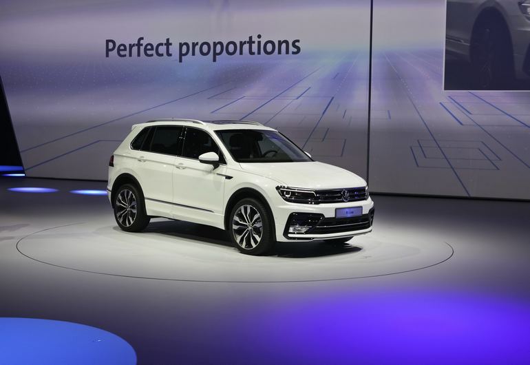 Το πολυσυζητημένο VW Tiguan αλλάζει. Νέα γενιά με γνώριμους κινητήρες βενζίνης και diesel ενώ θα υπάρχει και έκδοση με ηλεκτροκινητήρα (συνδυασμός με κινητληρα βενζίνη)! Αρκεί να σημειώσουμε πως η συγκεκριμένη έκδοση θα καταναλώνει μόλις 1.9 λίτρα καυσίμου για κάθε 100 χιλιόμετρα.  