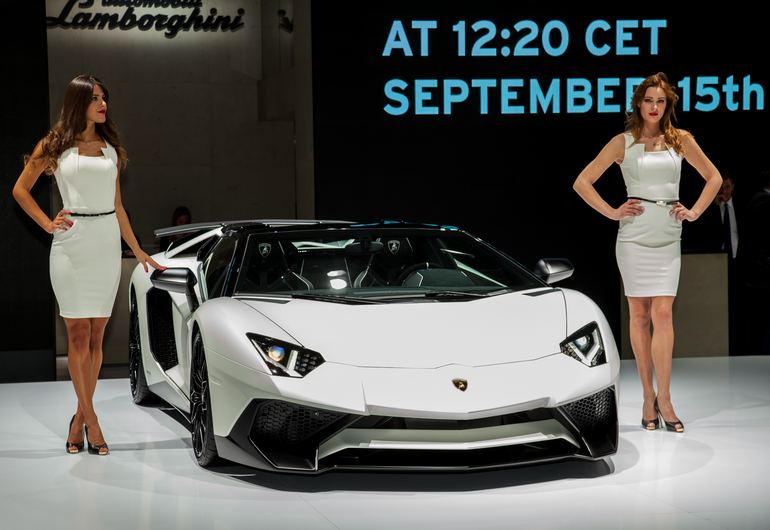 H εντυπωσιακή Lamborghini's Aventador SV Roadster μπορεί να επιταχύνει από στάση στα 100 σε 2.9 δευτερόλεπτα και να αγγίξει σε τελική τα 349 χλμ./ώρα.. Θα κυκλοφορήσει σε μόλις 600 μονάδες.  