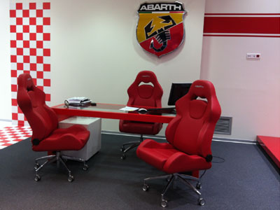 Εντυπωσιακό… γραφείο για παραγγελίες Abarth
