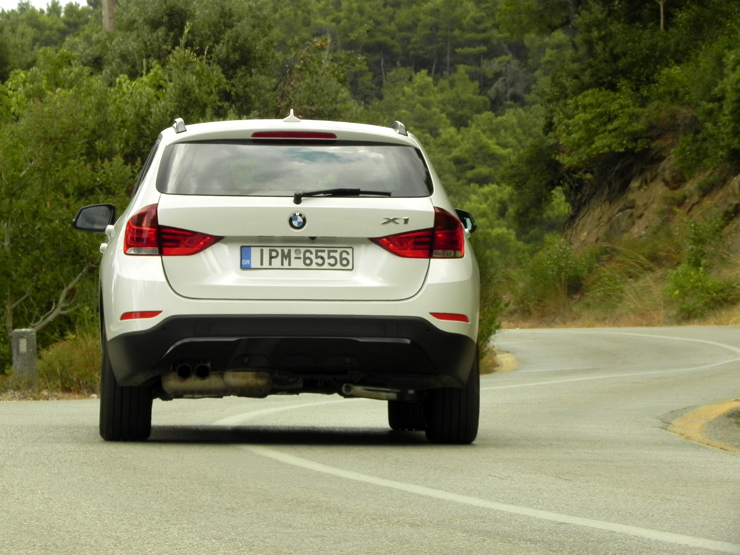 Η BMW X1 κινείται άνετα και σβέλτα στο δρόμο όμως έχει και ικανότητες εκτός δρομου ακόμα και στην δικίνητη έκδοση...