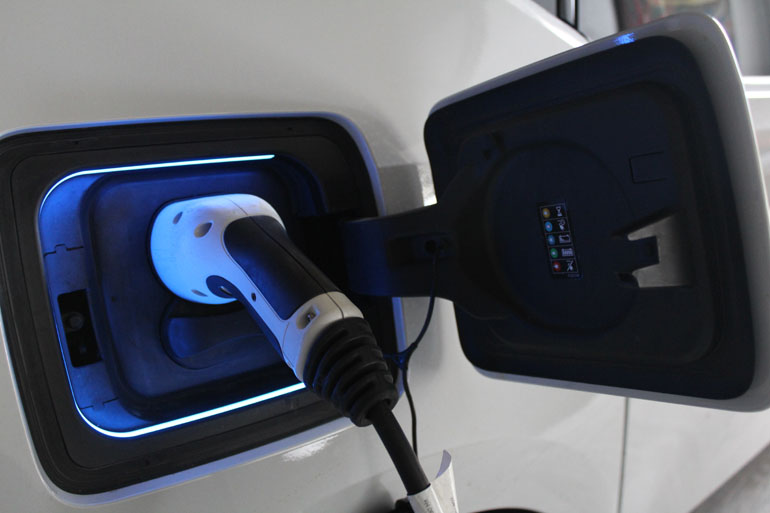 Η φόρτιση του i3 γίνεται με αυτό τον τρόπο όπου το συγκεκριμένο καλώδιο μπαίνει σε μία κοινή πρίζα!