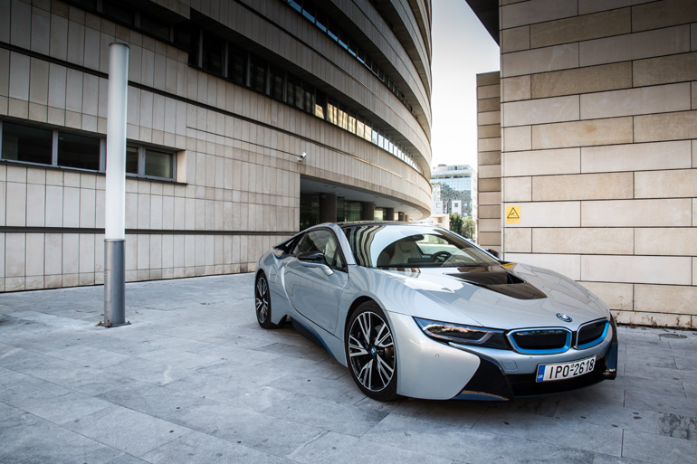 Αυτό είναι το φουτουριστικό i8 που εφοδιάζεται με έναν τρικίλυνδρο (καλά διαβάσατε) κινητήρα 1.499 κ.εκ.!!!