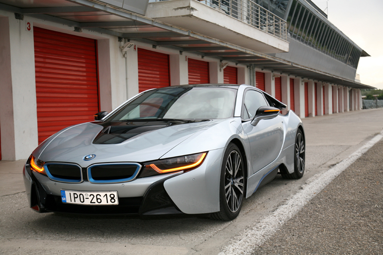 Το εμπρός καπό δεν... ανοίγει όπως συμβαίνει με όλα τα αυτοκίνητα (μόνο οι μηχανικοί μπορούν να το κάνουν) καθώς στο σημείο αυτό βρίσκεται ο ηλεκτροκινητήρας...