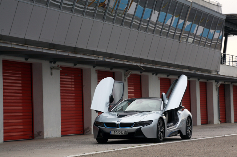 Τo BMW i8 βρίσκεται στον δημοσιογραφικό στόλο της BMW Hellas...