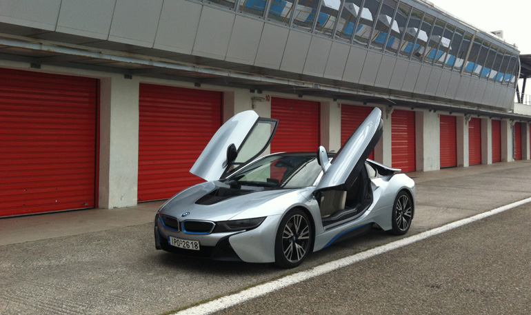 Ούτε τέλη κυκλοφορίας, ούτε... φόρος πολυτελούς διαβίωσης για το υπερσύγχρονο i8...