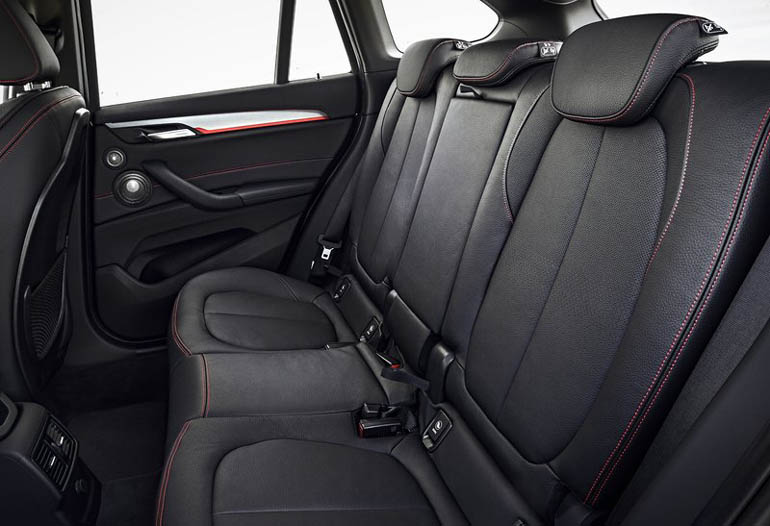 Οι χώροι για τους πίσω επιβάτες...