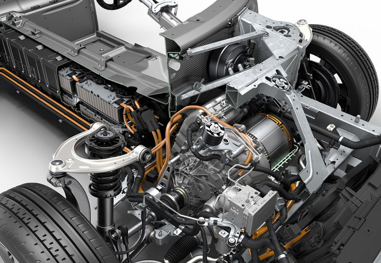 Ο ηλεκτροκιντληρας βρίσκεται στο εμπρός τμήμα του αυτοκινήτου και οι μπαταρίες στην μέση ανάμεσα σε οδηγό και συνοδηγό...