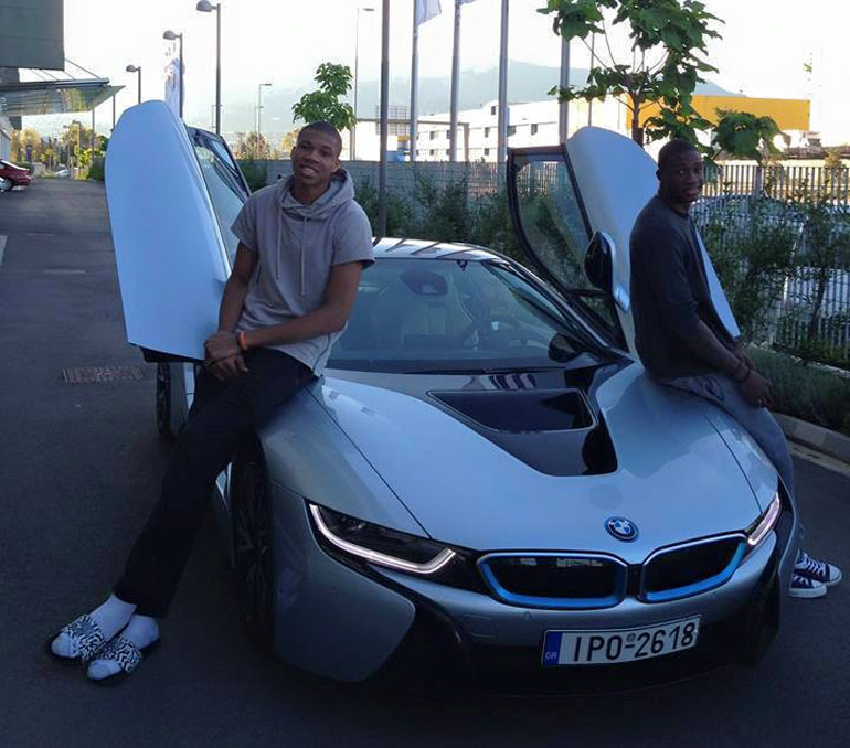 Ο 21χρονος παίκτης του NBA με το ψευδώνυμο Greek Freak ποζάρει μαζί με το εντυπωσιακό BMW i8. Όπως θα δείτε η επιλογή στην υπόδηση δεν αλλάζει!!
