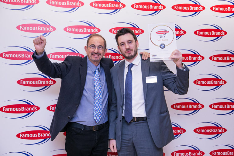 O Κωνσταντίνος Διαμαντής (δεξιά) παρέλαβε το βραβείο από τον τον CEO της H&K Πέτρο Κωνσταντινίδη