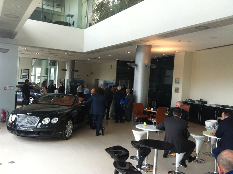 To κεντρικό κατάστημα της Bentley έχει έδρα στο Μαρούσι...
