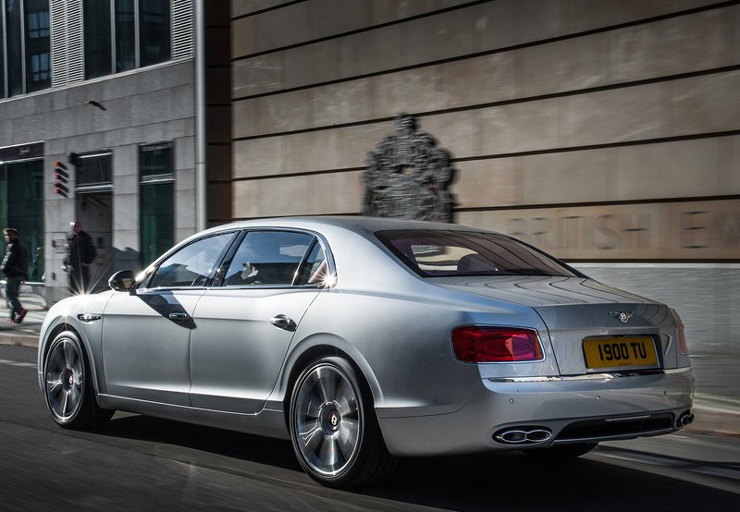 Η 'οικογενειακή' Bentley Flying Spur V8