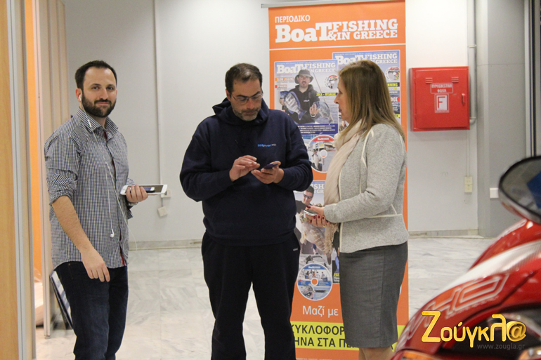 Γιώργος Πολυχρονίου (αριστερά) και Αντώνης Ιωνάς (μαζί με την μαμά... Πολυχρονίου) ικανοποιμένοι από την έκθεση που 'έχτισαν' με πολύ κόπο...