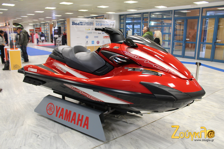 Με το μπαίνεις στον εκθεσιακό χώρο αντικρίζεις το νέο 'όπλο' της Yamaha με τους 300+ ίππους...