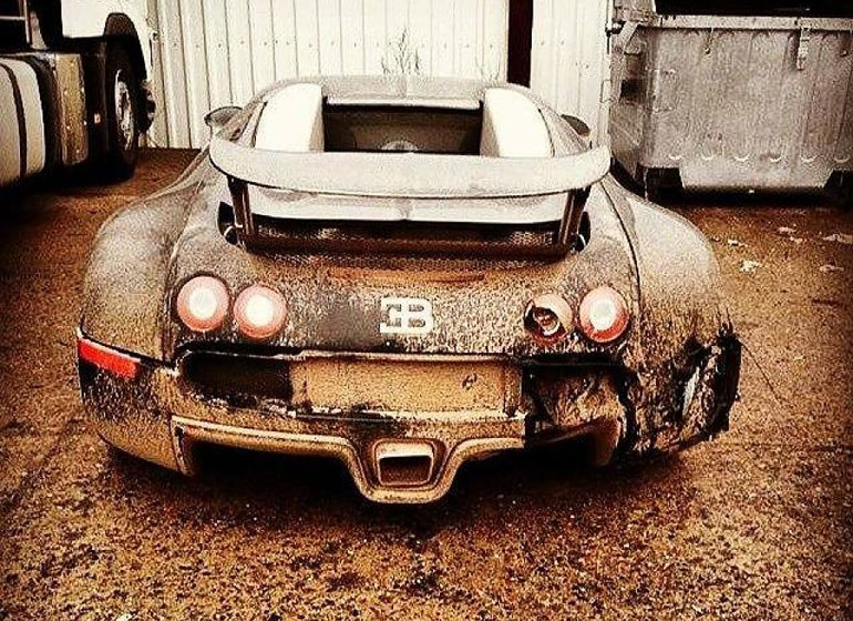 Έτσι.. κατάντησε μία Veyron η οποία είχε βρεθεί μέσα σε.... λίμνη!