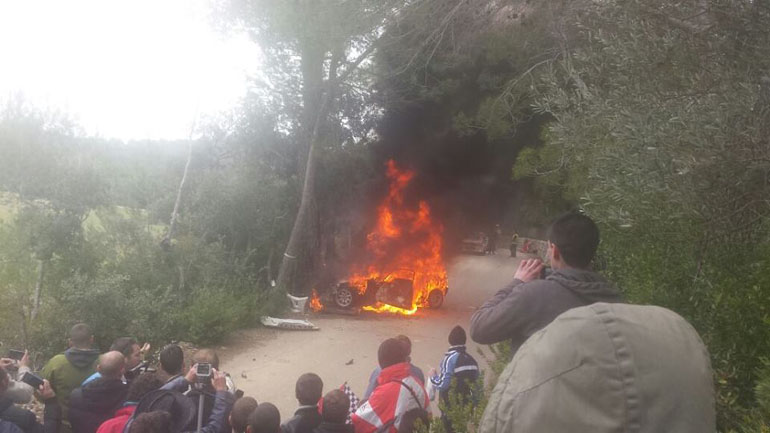 Η τραγική στιγμή όπου το αυτοκίνητο καίγεται και ο συνοδηγός αφήνει την τελευταία του πνοή...