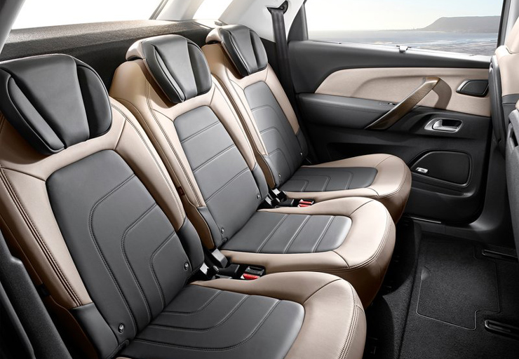 Τρία ξεχωριστά καθίσματα στο πίσω μέρος του αυτοκινήτου. Ιδανικό για οικογένειες με πέντε μέλη...