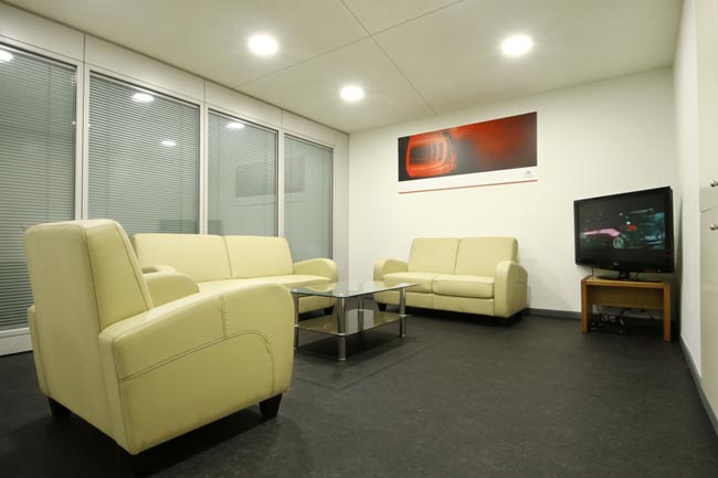 Καθιστικό για όσους περιμένουν να παραλάβουν το αυτοκίνητό τους από το service