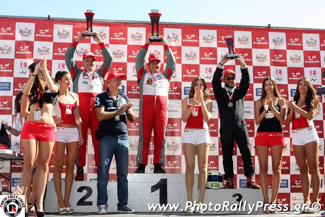 Το βάθρο της κατηγορίας D Cup (1ος: Χρίστος Δούβρης, 2ος: Φώτης Δούβρης, 3ος: Παναγιώτης Τσώνης)