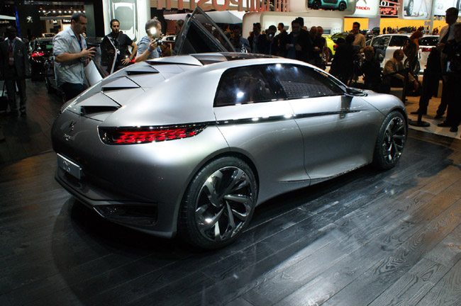 Η DS είναι η πολυτελής πλευρά των αυτοκινήτων της Citroen. Στο Παρίσι κλέβει την παράσταση το πρωτότυπο Divine που αν και.. .προκαλεί εφοδιάζεται με ένα μηχανικό σύνολο χωρητικότητας μόλις 1.6 λίτρων αλλά με απόδοση 267 ίππους!!!  